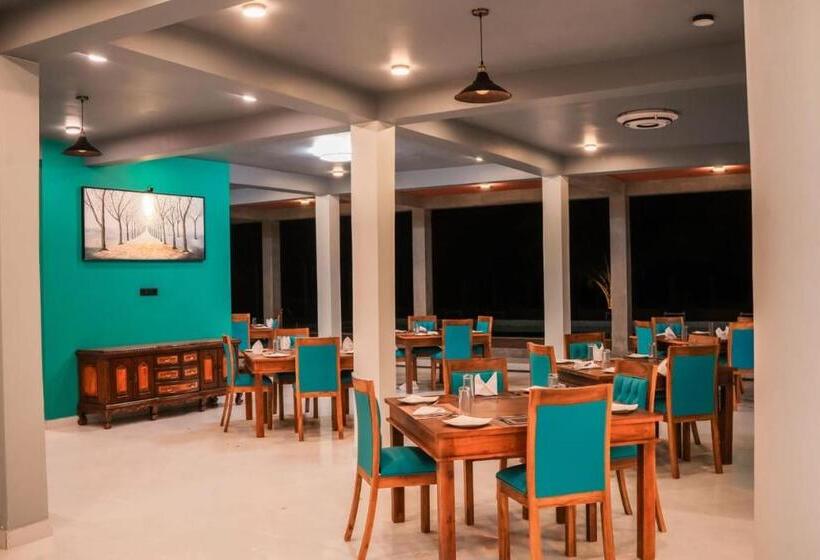 هتل Hiru Beach Resort