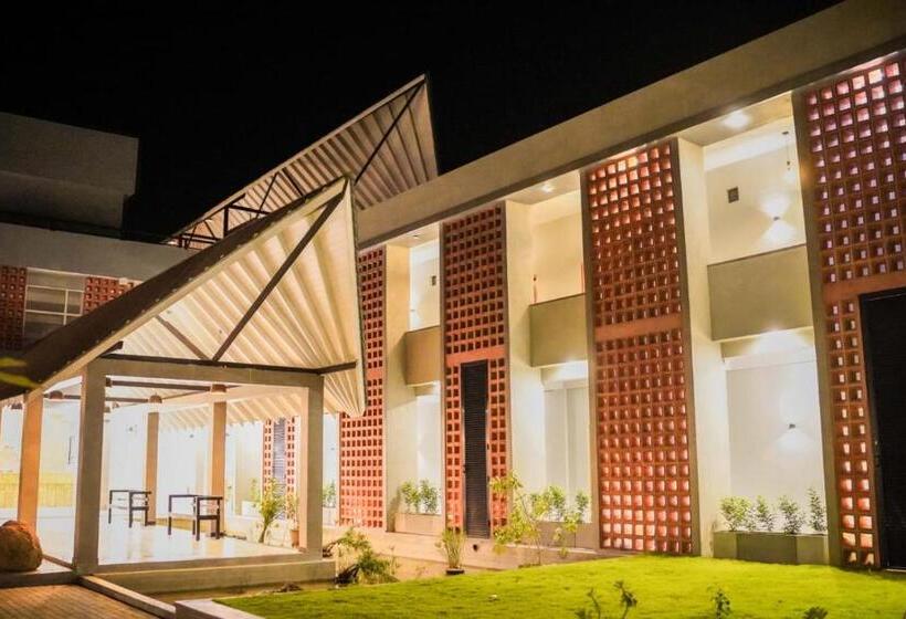 هتل Hiru Beach Resort