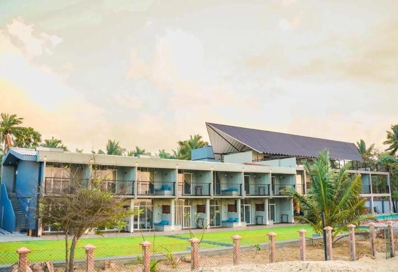 هتل Hiru Beach Resort