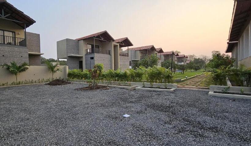 Hotel The Premier Gir Resort