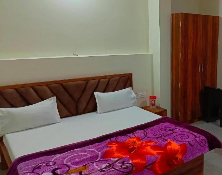 Pensão Shri Girraj Residency