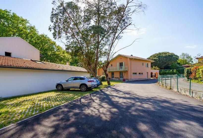 تختخواب و صبحانه La Conciergerie Biarritz