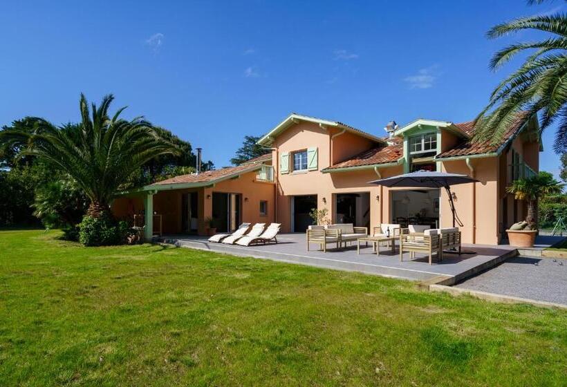 تختخواب و صبحانه La Conciergerie Biarritz