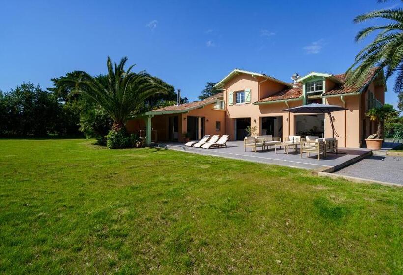 تختخواب و صبحانه La Conciergerie Biarritz