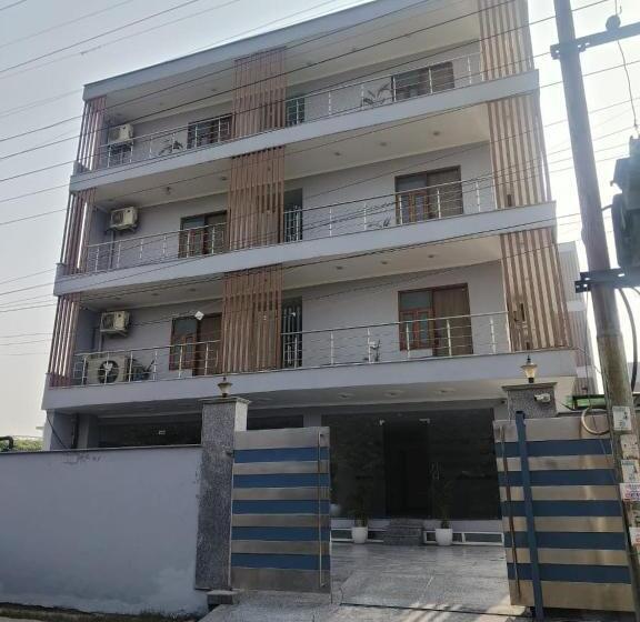 Отель The Anvi Residency Sector 122