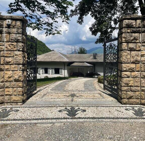 تختخواب و صبحانه The Iconic Lodge