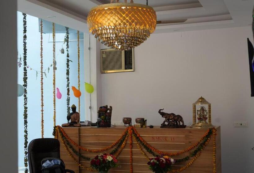 ホテル Avantika Residency & Restro