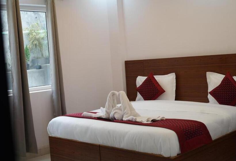 ホテル Avantika Residency & Restro