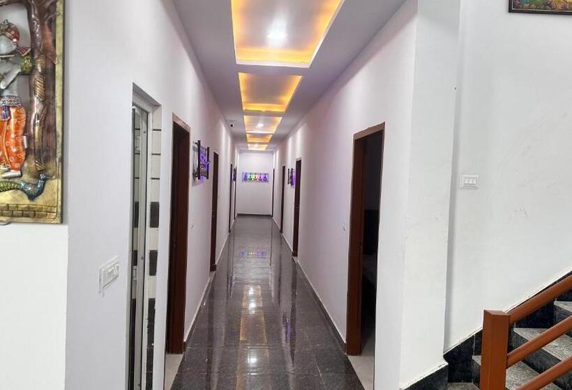 ホテル Avantika Residency & Restro
