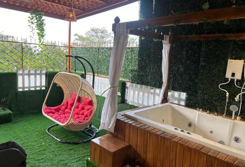 فندق Jacuzzi Hut Staycation