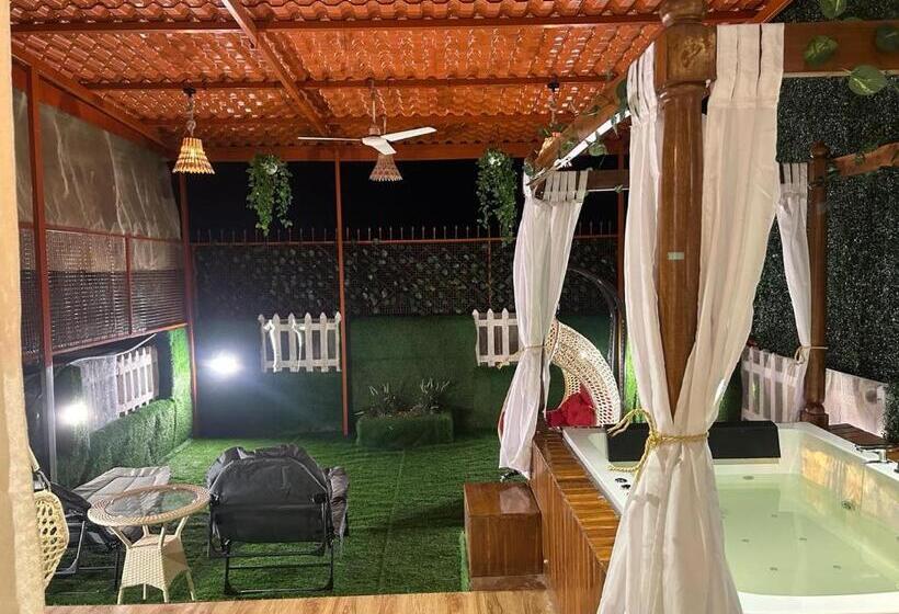 فندق Jacuzzi Hut Staycation