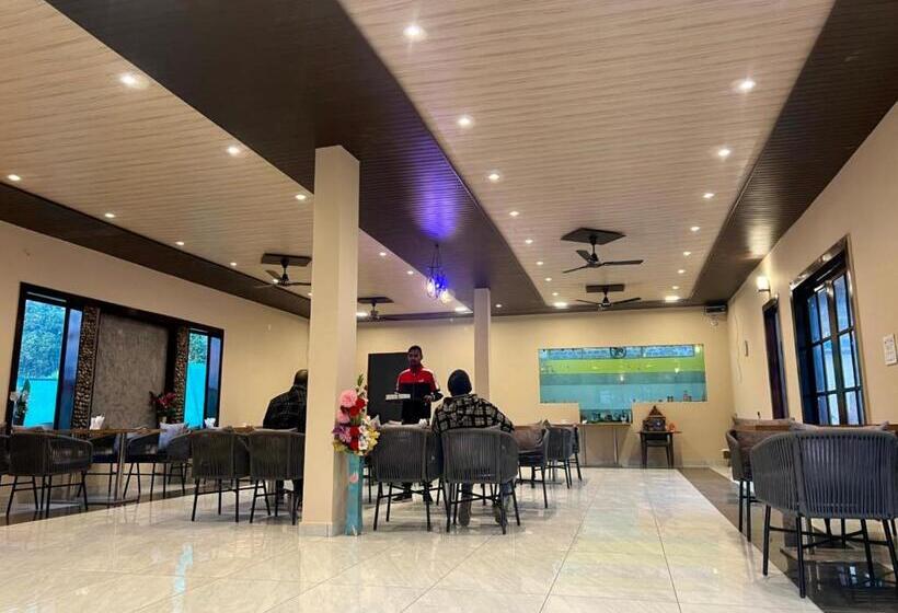 בית מלון כפרי Moonshine Cafe And
