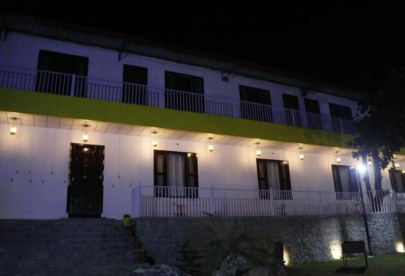 בית מלון כפרי Moonshine Cafe And