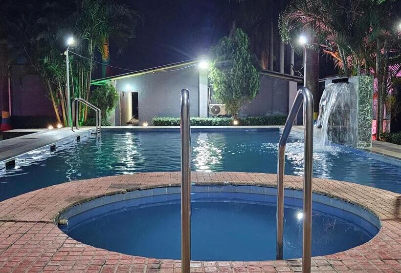 בית מלון כפרי Palm Tree Holidays Resort