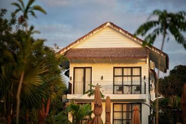 هتل Aginana Villas