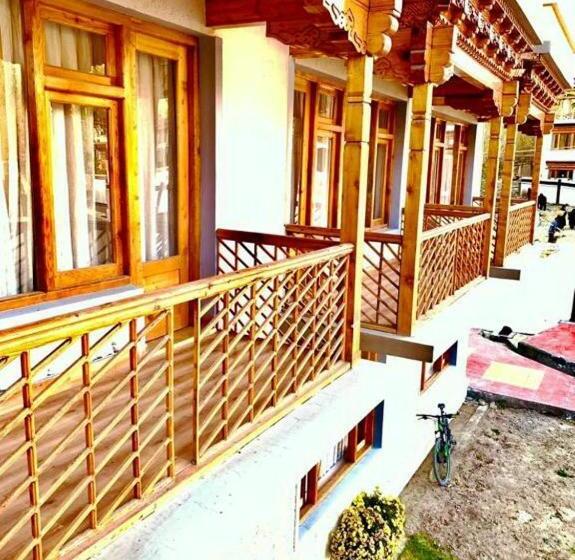 Отель Niran Boutique