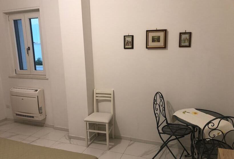 پانسیون Room In Apartment Two Flowers Guest House