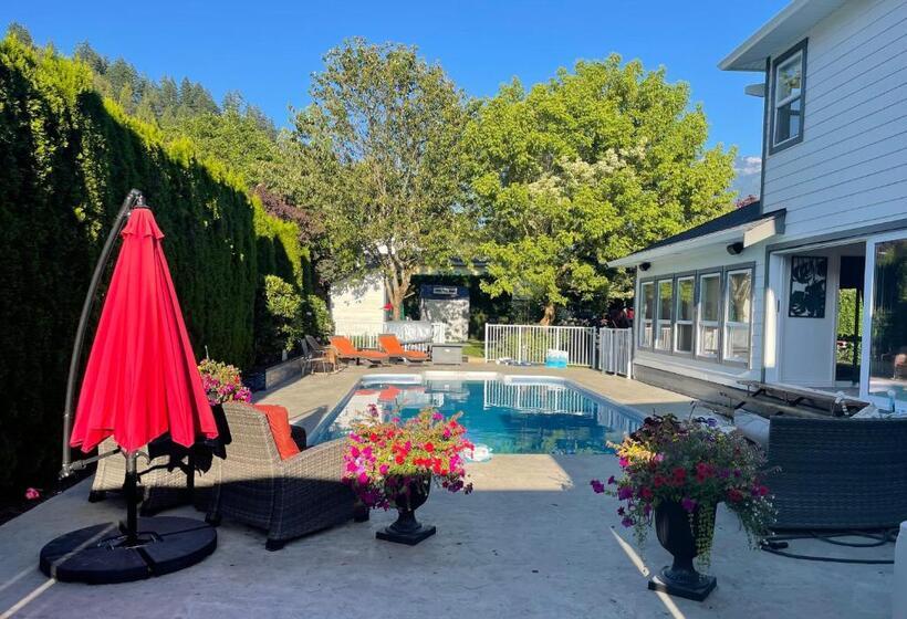 پانسیون Whitewater Cottage