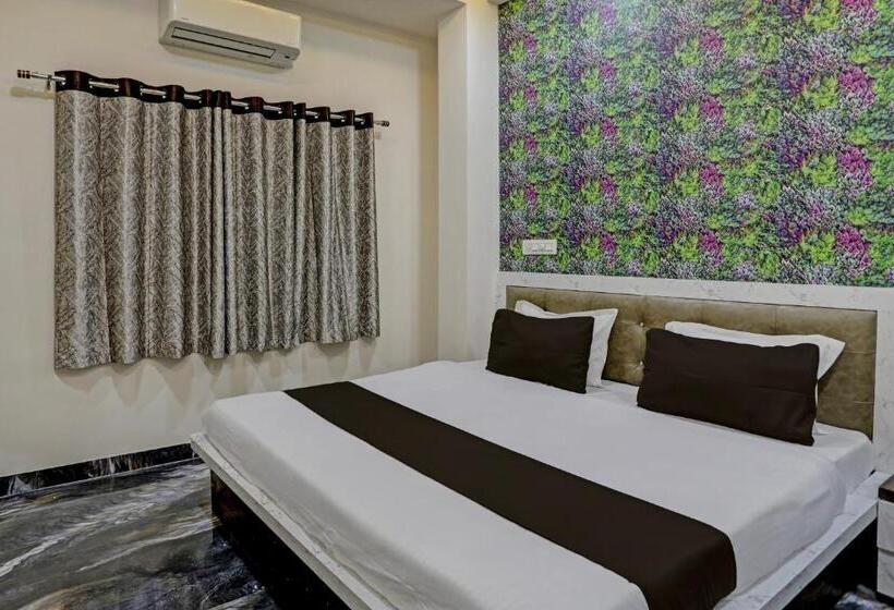 Oyo Hotel G L