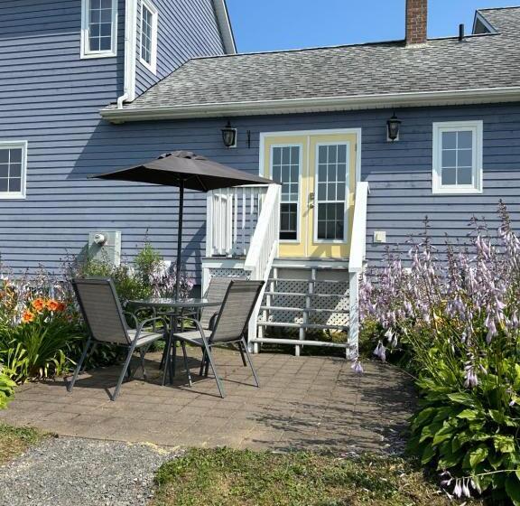 پانسیون Tides Inn Guest Suites