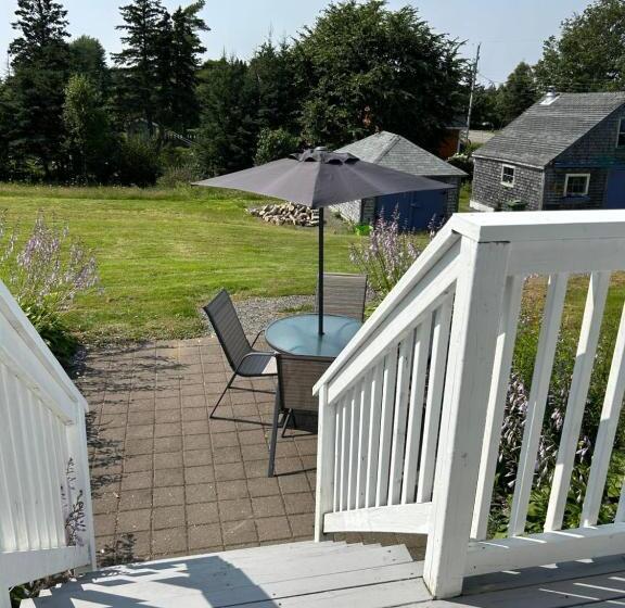 پانسیون Tides Inn Guest Suites