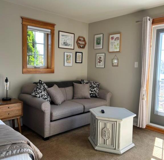 پانسیون Tides Inn Guest Suites