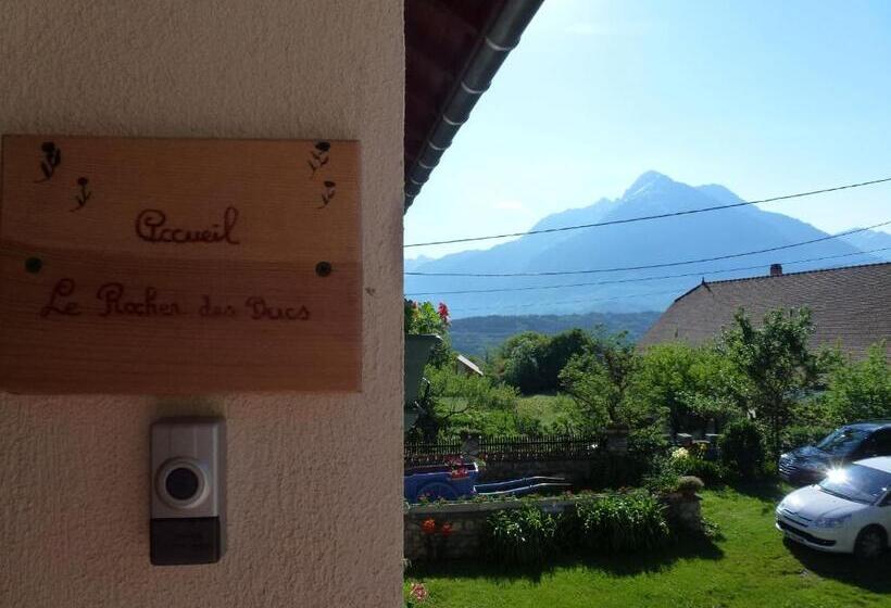 Bed and Breakfast Le Rocher Des Ducs, Vue Sur Montagne, Abris Voitures Et Motos