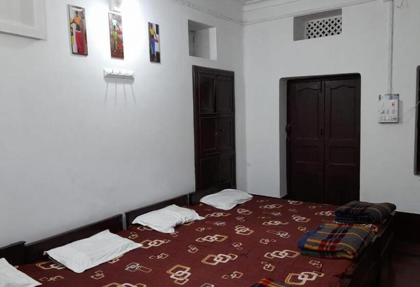 هاستل Rupak Rest House ,call 79031 58122 !near Deoghar Baba Mandir