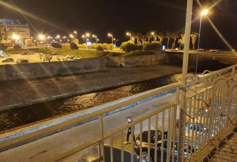 تختخواب و صبحانه Holding House Close Train Station And Port