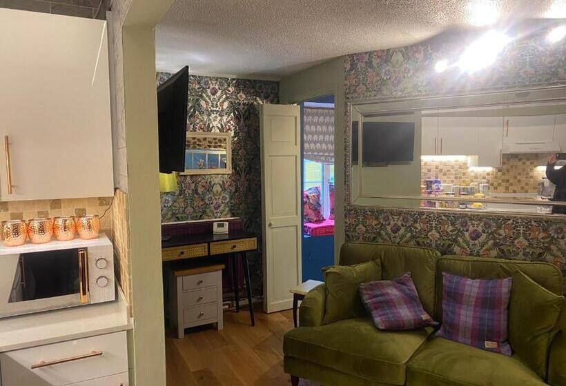 צימר Quiet Lower Floor 2 Bed City Apartment With Private Patio Garden