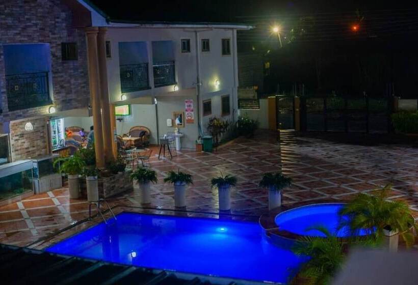 فندق Adwoa Asantewaa Memorial