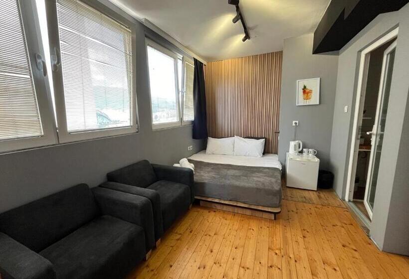 Mickitos Urban Hostel
