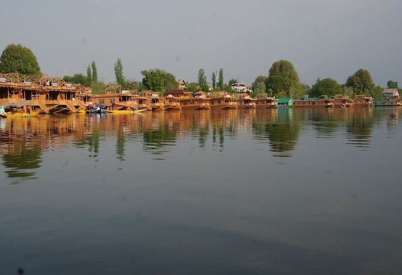 هتل Wangnoo Worth Houseboats