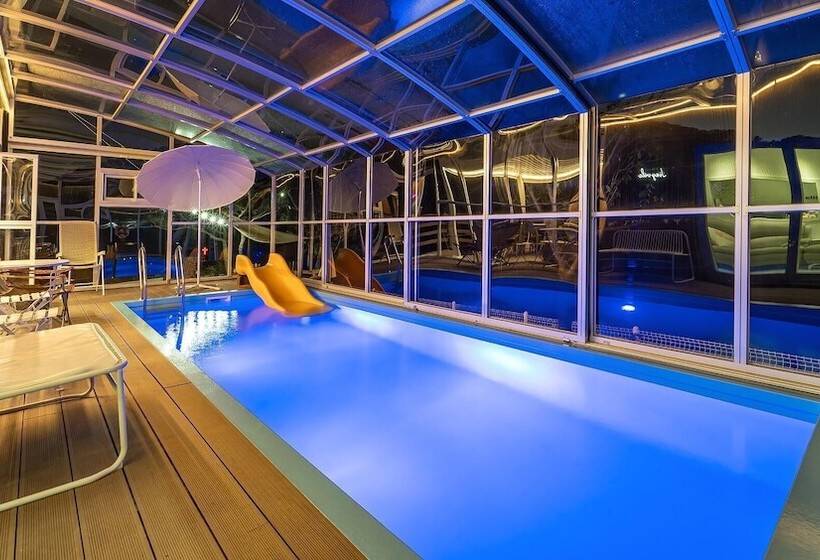 פנסיון Gapyeong Jinikidsdogchaepoolvilla