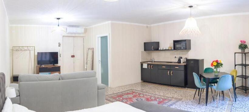 تختخواب و صبحانه La Piazzetta Rooms & Apartments