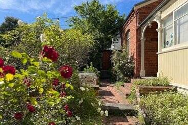 تختخواب و صبحانه Lowena Cafe And Accommodation