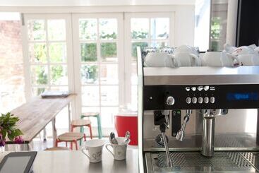 تختخواب و صبحانه Lowena Cafe And Accommodation