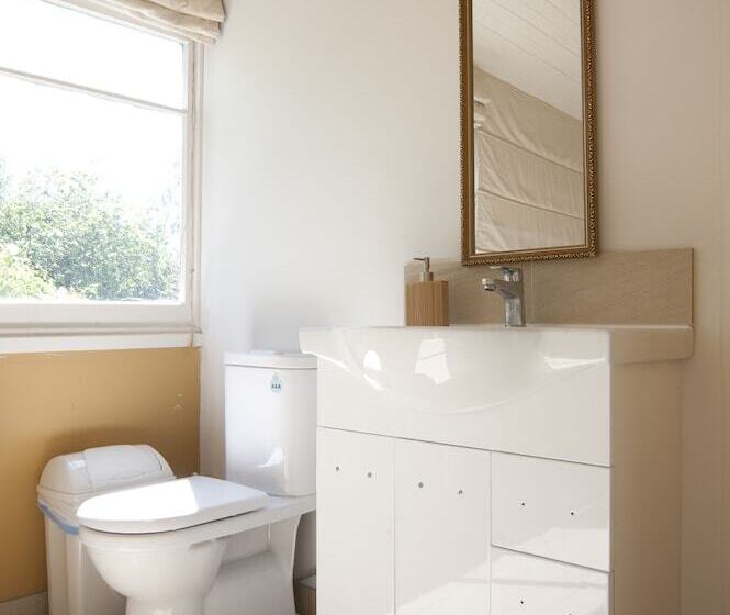 تختخواب و صبحانه Lowena Cafe And Accommodation