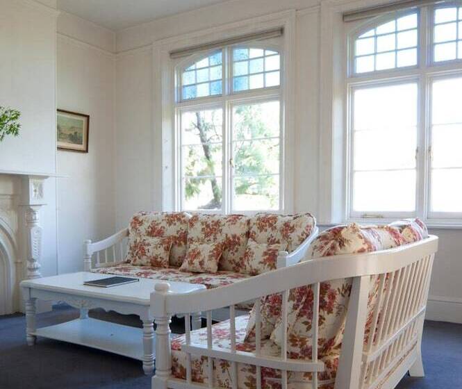 تختخواب و صبحانه Lowena Cafe And Accommodation