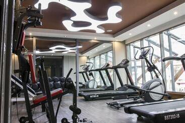 Urbano Hotel By Roots