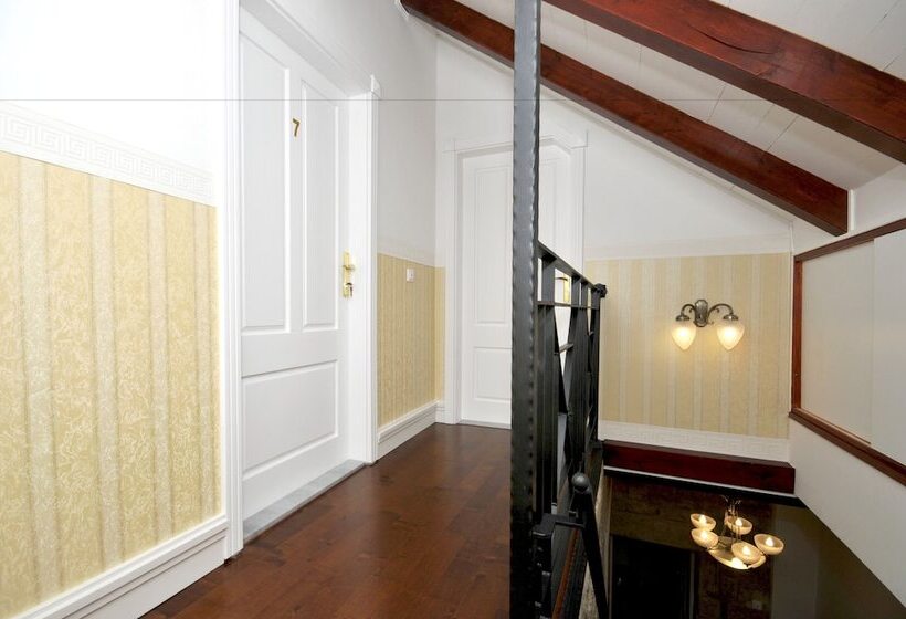 پانسیون Palace Central Square