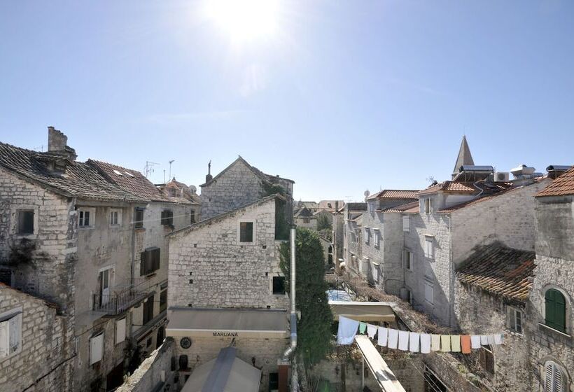 پانسیون Palace Central Square