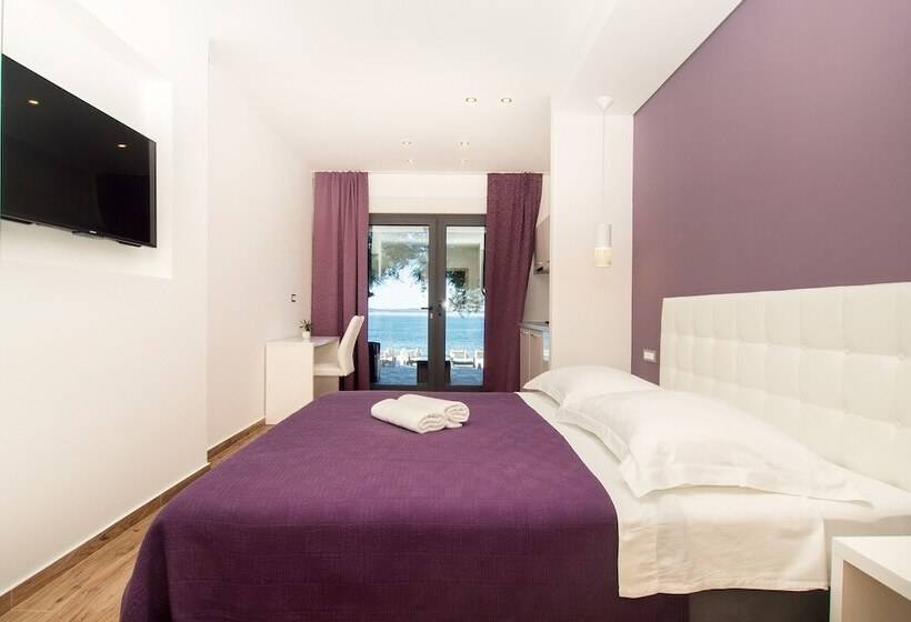 پانسیون Beachfront Villa Mediteran