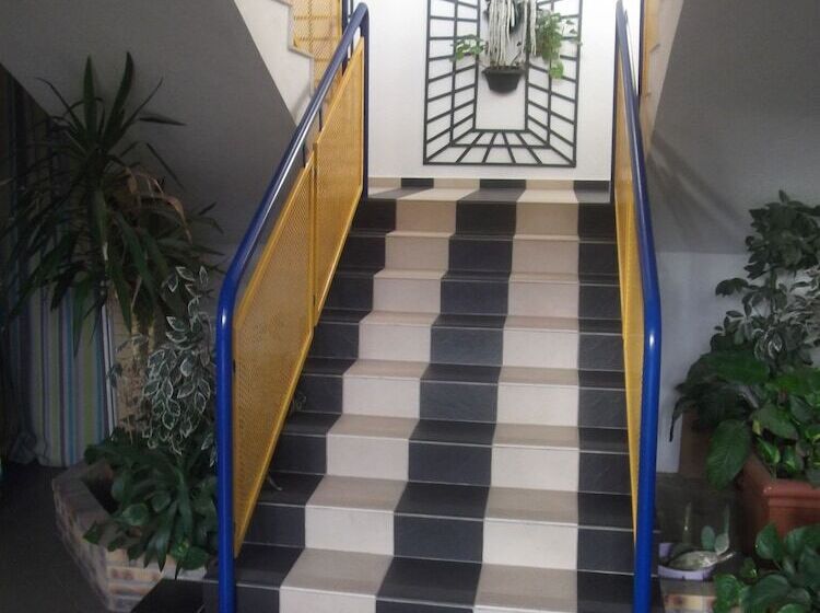 Rev Hotel Coignières