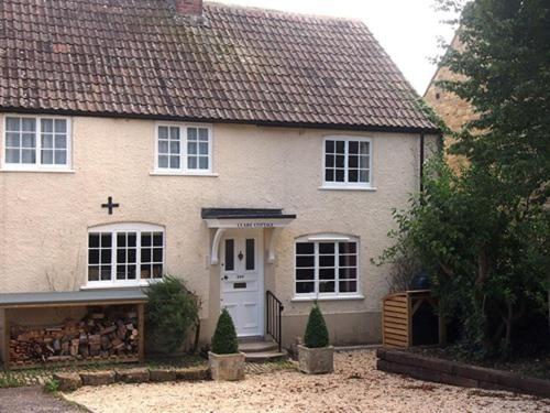 تختخواب و صبحانه Clare Cottage
