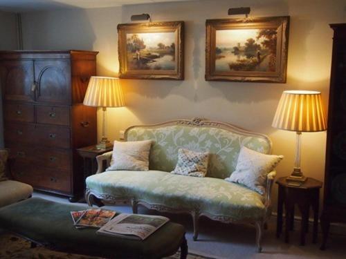 تختخواب و صبحانه Clare Cottage