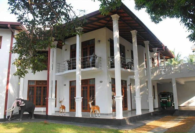 هتل Mahakumara White House