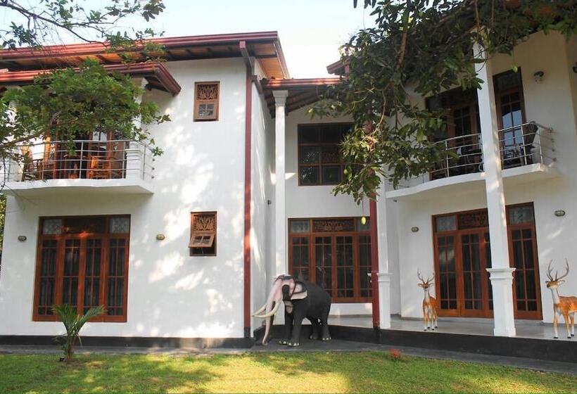 هتل Mahakumara White House
