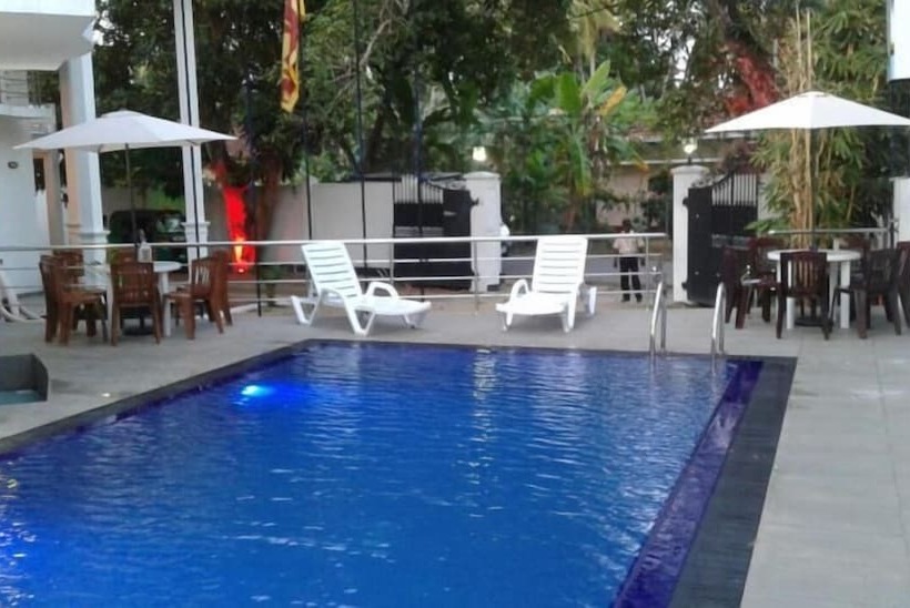 هتل Mahakumara White House