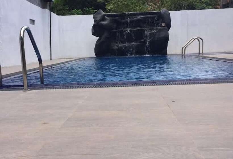هتل Mahakumara White House